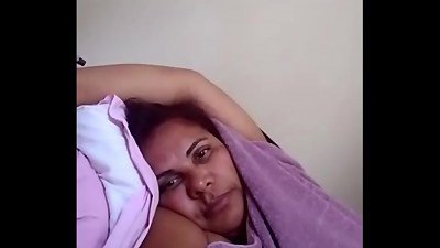 Coroa gostosa mostra os peitos na live logo quando acorda