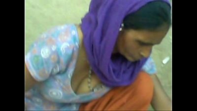 Aunty displaying bosom