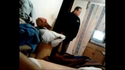 Mi amigo agarra a mi esposa