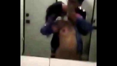 Äá»‹t em trong nh&agrave; vá»‡ sinh