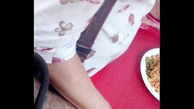 MANOSEANDO A MADURA EN FALDA IGLESIA