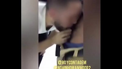 Mamando o estudante no banheiro