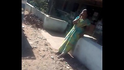 SATIN SILK SARE AUNTY frigging IN PUBLIC