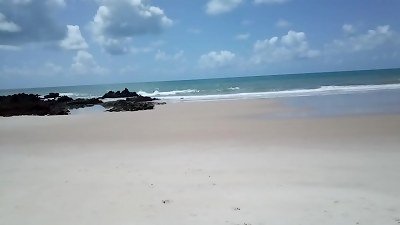 Clara Brazil na praia de nudismo em 2017