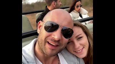 je lui suce la nibble en plein safari, il jouit dans ma bouche et j'avale tout