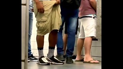 Banheir&atilde;o Lotado de Punheteiros